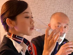 Bất lực nằm dưới gầm giường nghe tiếng cô vợ rên với đàn em thân tín
