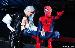 Thanh niên cơ hội khi ngủ chung phòng với quản lý nữ khó tính đang say xỉn