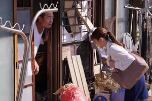 Cô gái trẻ lụa đen ở nhà