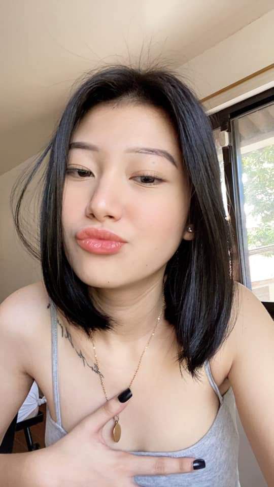 Anh huấn luyện viên cứng ngắt trước 2 em học viên ngực khủng