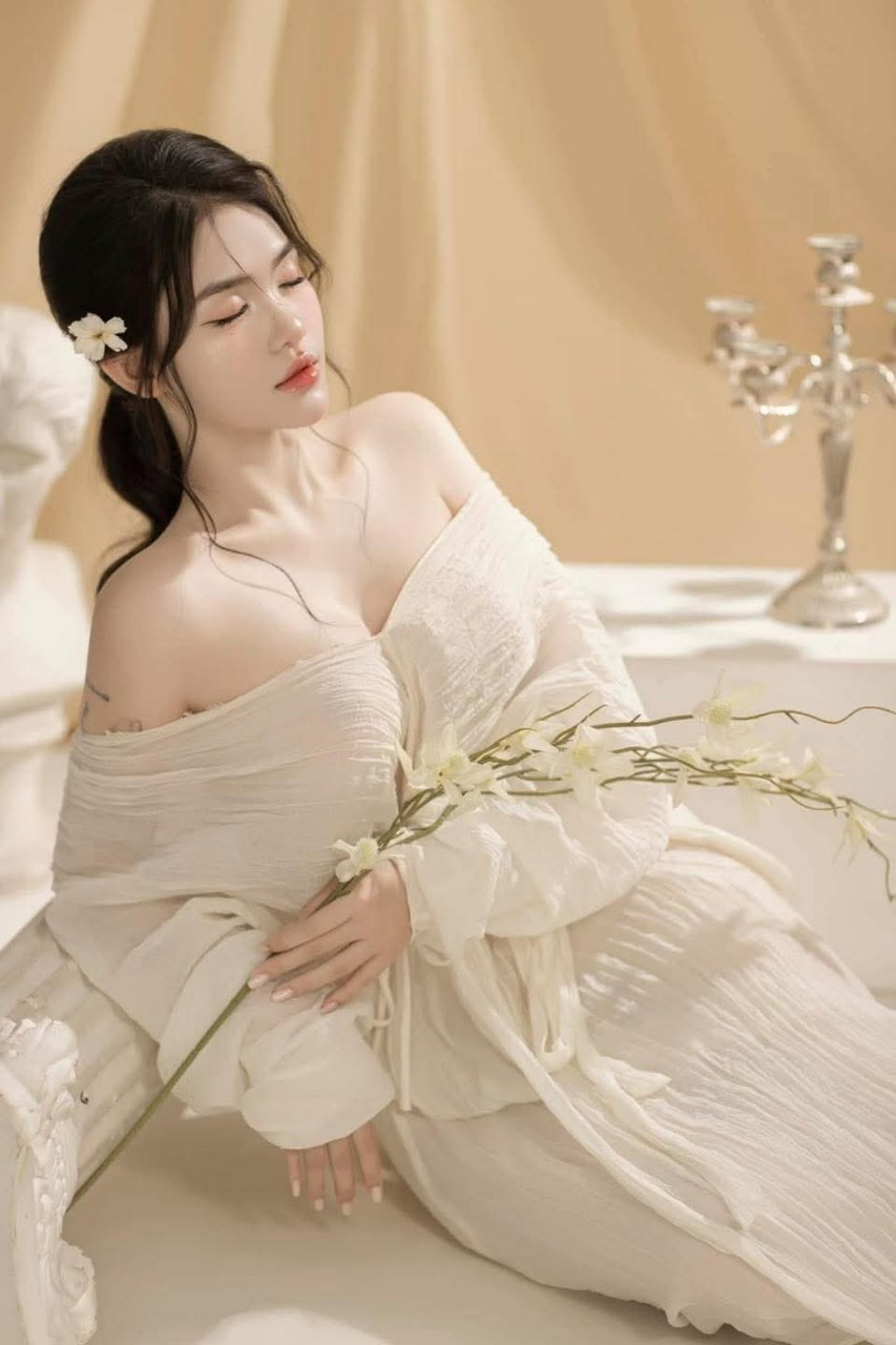 Bố đến nhà sống chung với cậu con trai lén mò người yêu của con trai đang ngủ